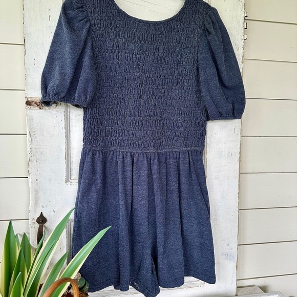 LISTICLE, DENIM ROMPER. SMOCKED TOP WITH PUFF SLEEVES. SEMI-OPEN BACK. SIZE S - Picture 2 of 10
